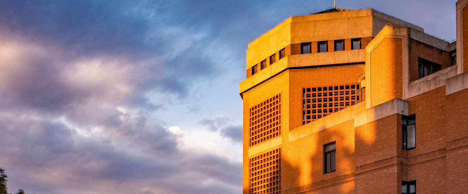 夕阳照亮清华大学校园建筑